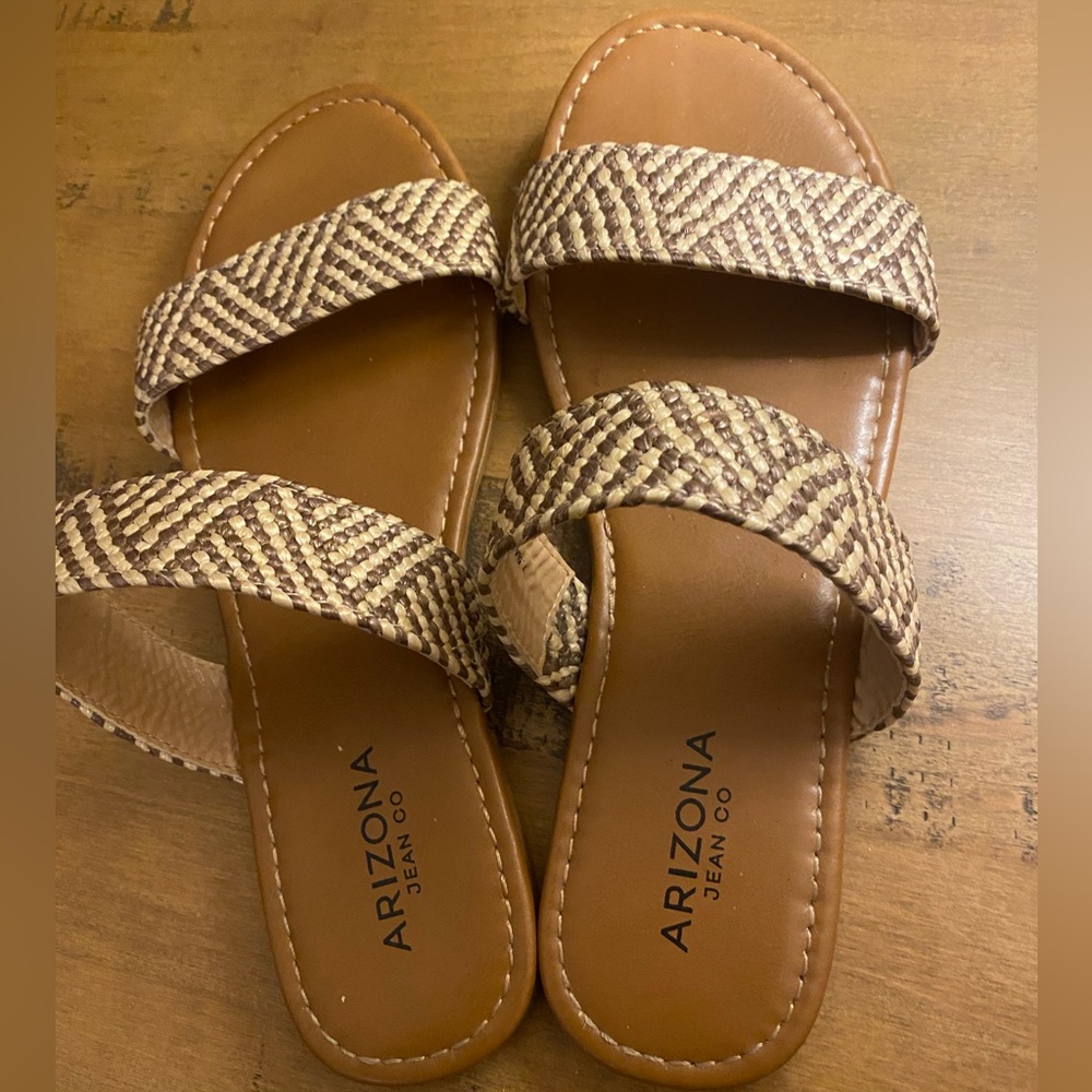 Arizona Flat Sandals. Women’s shoes. Size 7.5